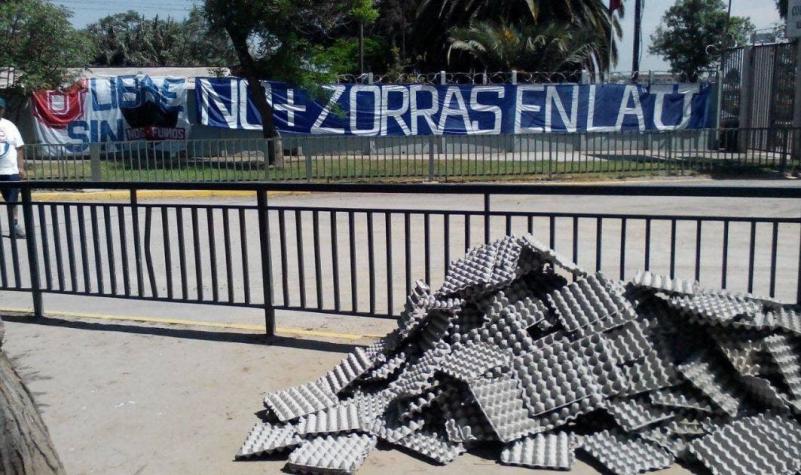 [VIDEO] Hinchas de la "U" insisten con lienzo y lanzan cajas de huevos a jugadores