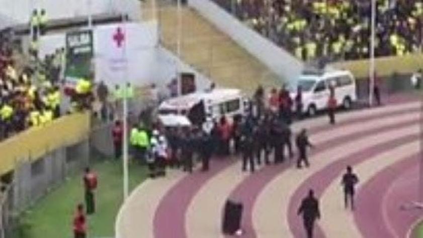 [VIDEO] El momento en que la policía persigue a Enner Valencia mientras se lo llevan en ambulancia
