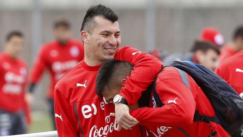 Gary Medel felicita a su hermano Kevin por el triunfo de Everton ante Wanderers