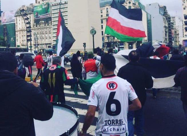 Hinchas de Palestino realizan "camellazo" en el obelisco