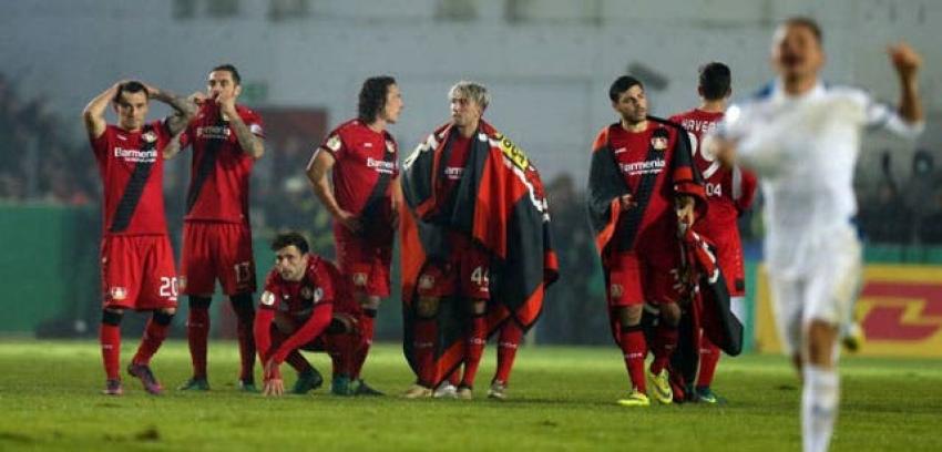 Charles Aránguiz falla penal en eliminación de Bayer Leverkusen de Copa de Alemania