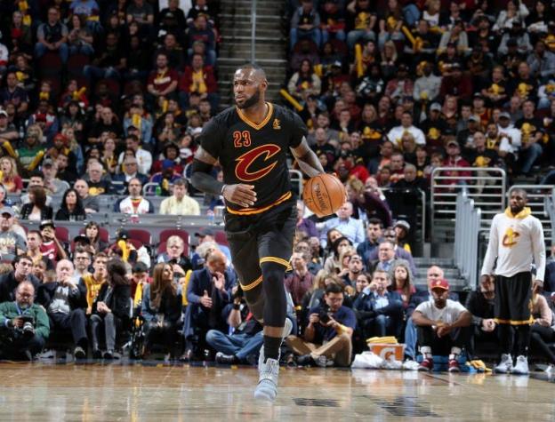 LeBron James luce inmenso en Cleveland Cavaliers en la inauguración de la NBA