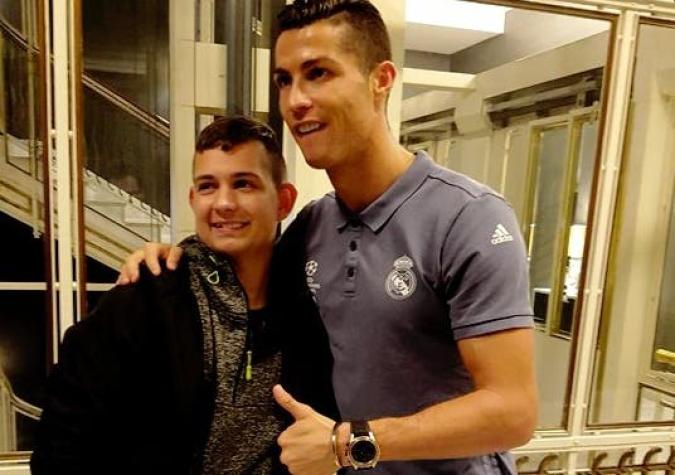 [VIDEO] Cristiano Ronaldo recibe a un niño que salió del coma escuchando sus goles