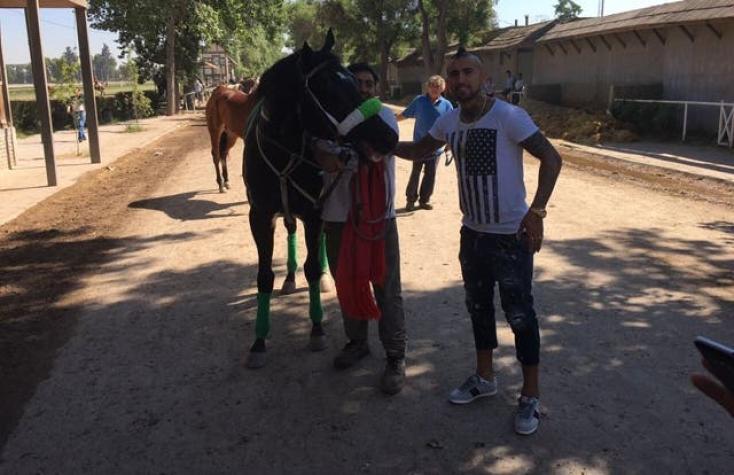 [FOTO] Arturo Vidal luce su "nueva máquina" para la hípica