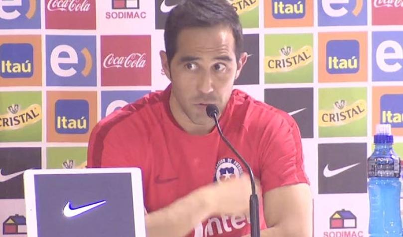 [VIDEO] Claudio Bravo se molesta por pregunta sobre goles que le ha marcado Falcao
