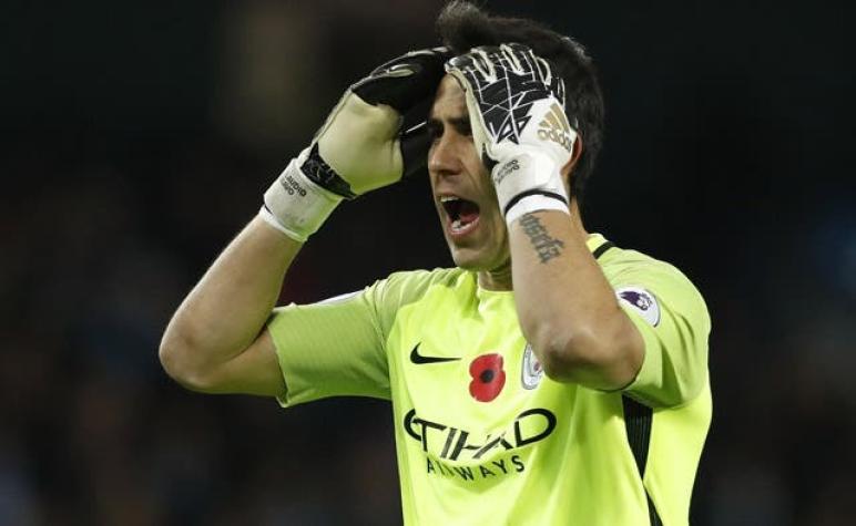 Encuesta deja a Claudio Bravo como uno de los peores valorados por hinchas de Manchester City