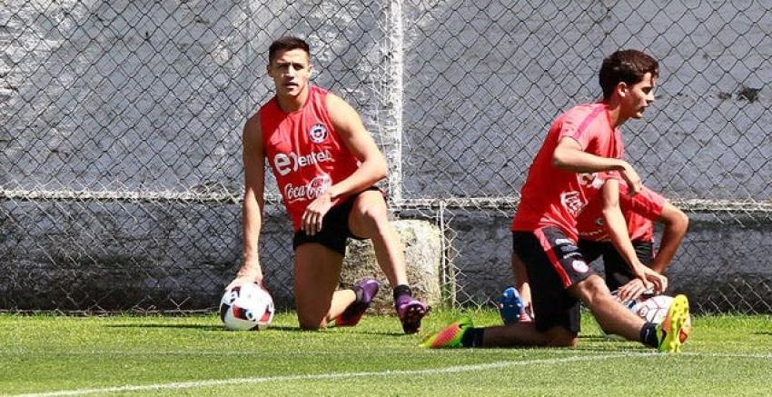 Alexis Sánchez abandona práctica de "La Roja" con molestias físicas