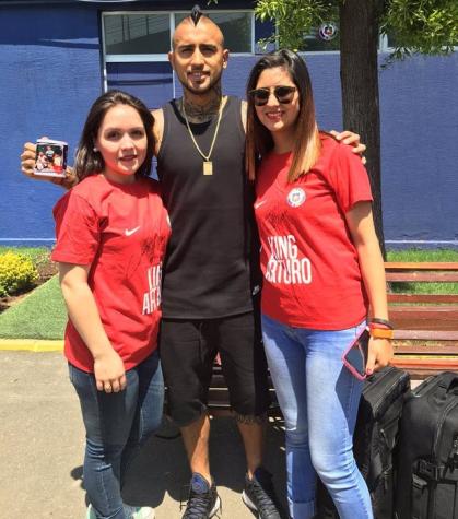 [FOTO] Arturo Vidal comparte con fans club y recibe regalo en Pinto Durán