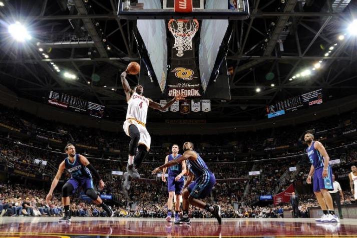 Cavaliers celebran en la NBA con gran actuación de LeBron, Irving y Frye