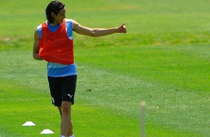 Uruguay realiza su última práctica antes de viajar a Chile con Cavani en la oncena titular