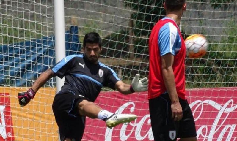 [VIDEO] Luis Suárez se luce como arquero en Uruguay y marca gol de arco a arco