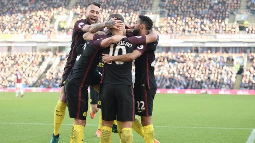 Manchester City de Bravo vence con doblete de Agüero y es líder de la Premier