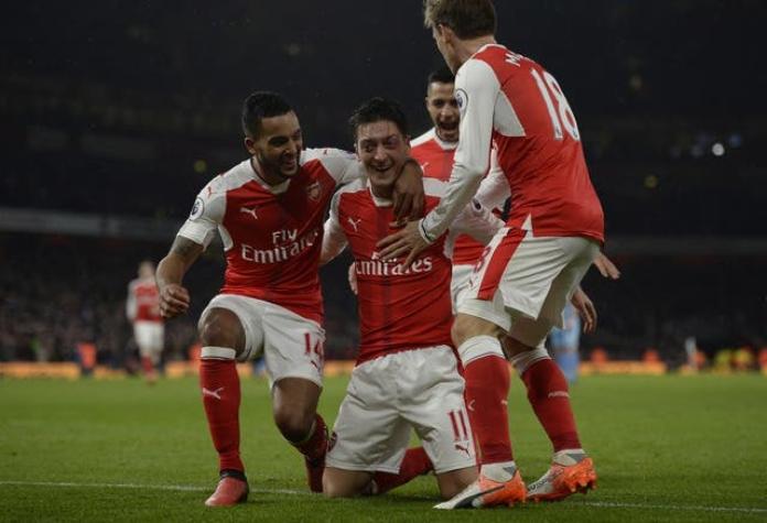Alexis Sánchez sigue celebrando con Arsenal y alcanza a Chelsea en el liderato