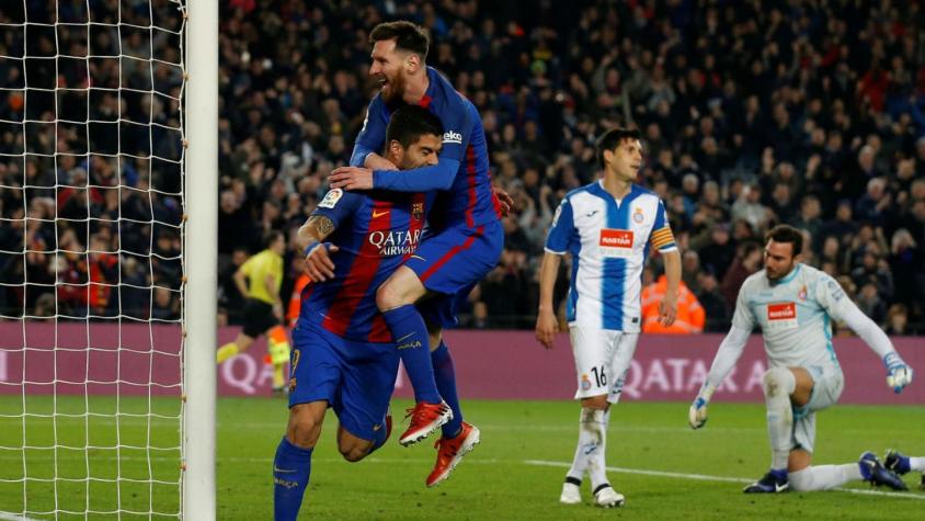 Barcelona golea al Espanyol en clásico catalán y se acerca a Real Madrid en La Liga
