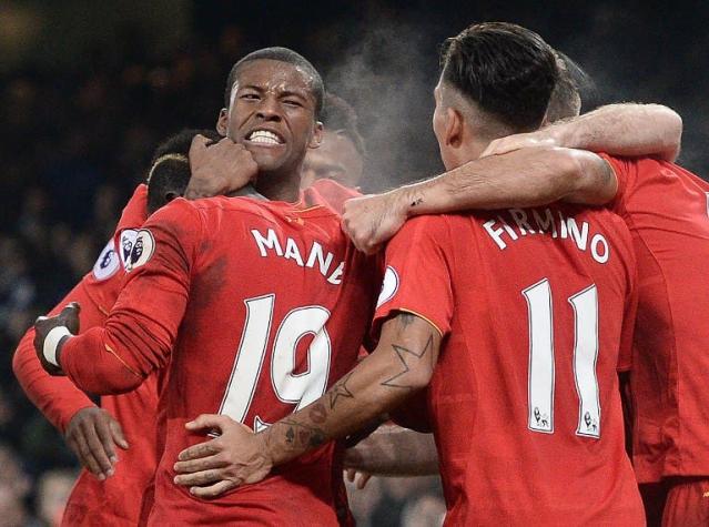 Liverpool gana el derbi a Everton y sigue acechando al líder Chelsea
