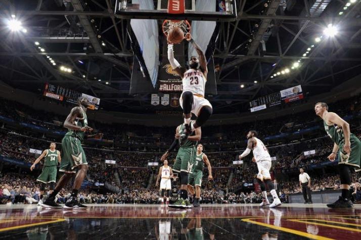 Cavaliers vencen a Bucks y LeBron James sigue haciendo historia en la NBA
