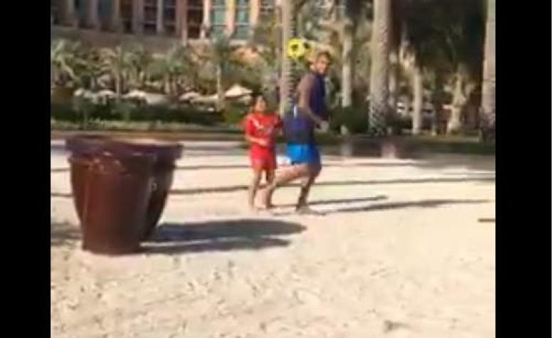 [VIDEO] Arturo Vidal se luce con una "genialidad" con el balón en medio de sus vacaciones