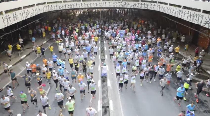 [VIDEO] ¡Vamos, vamos Chape! Corredores homenajean al club brasileño en la Corrida de San Silvestre