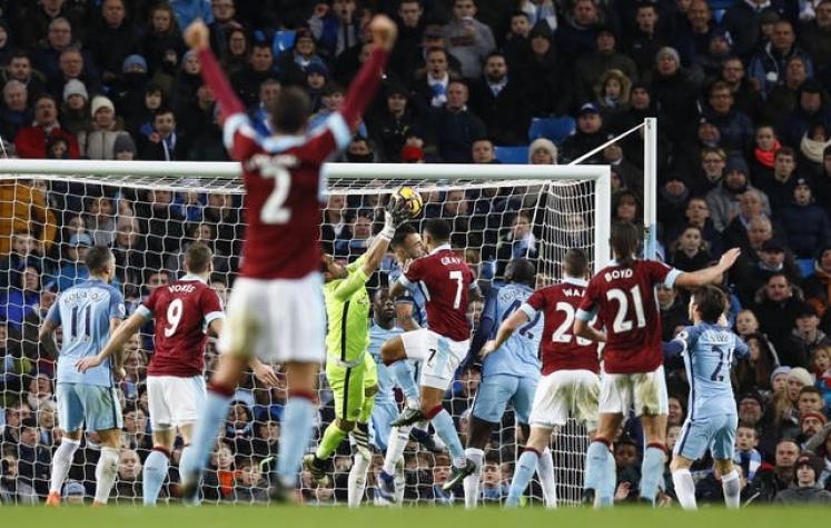 [VIDEO] Claudio Bravo recibe gol que debió ser revisado con videoarbitraje en triunfo del City