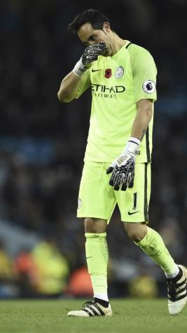 "La incertidumbre de Claudio Bravo": prensa inglesa no perdona al portero chileno