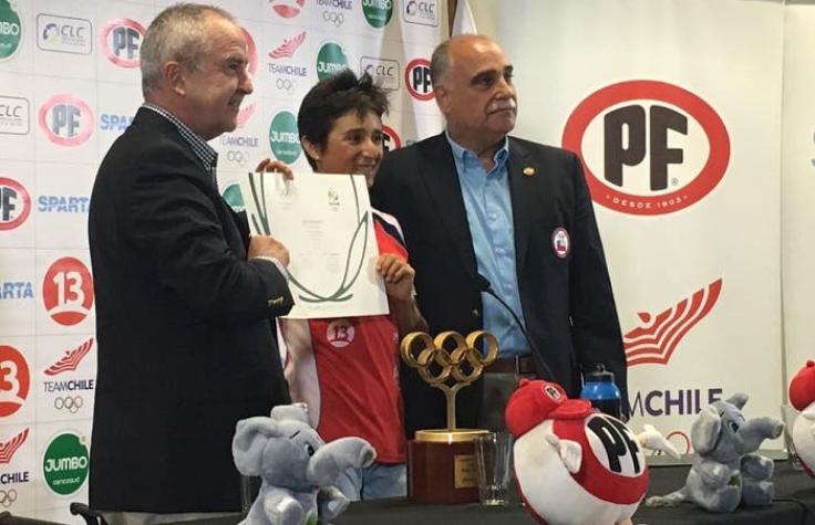 Bárbara Riveros recibe premio al "Mejor de los Mejores" y envía mensaje al Gobierno