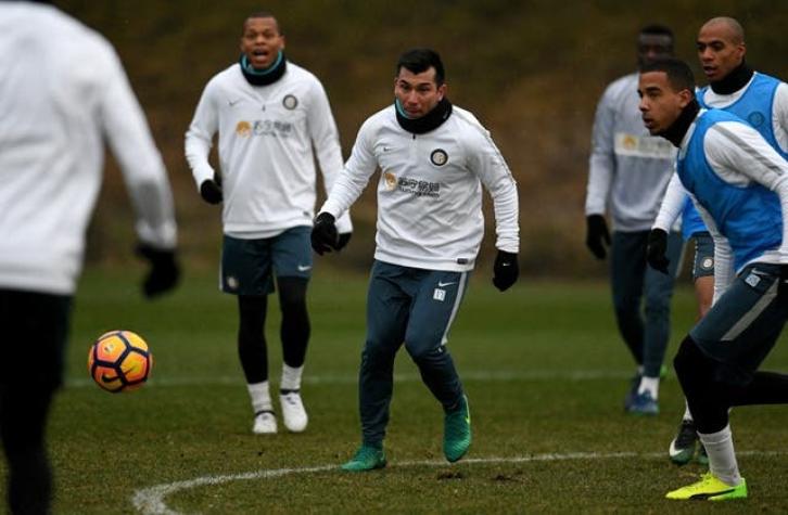 [VIDEO] Gary Medel reaparece en el Inter con gol en el entrenamiento