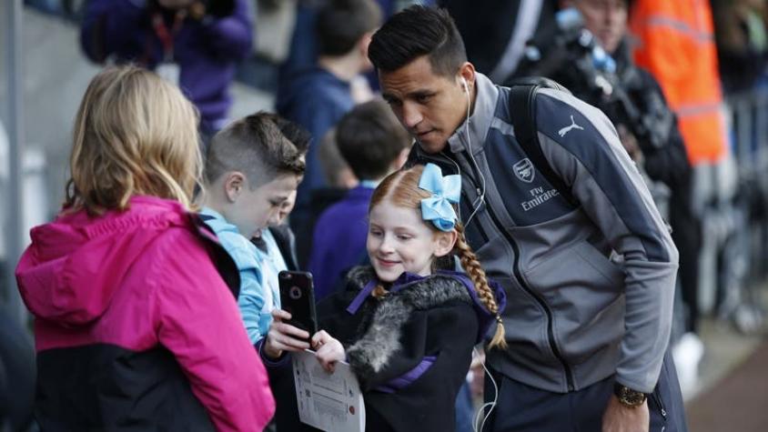 El tierno gesto de Alexis Sánchez con niños hinchas del equipo rival antes del partido