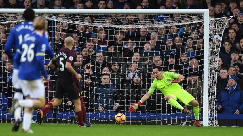 Claudio Bravo recibe cuatro goles en dura derrota del Manchester City ante el Everton