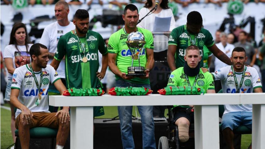 Sobrevivientes de Chapecoense levantaron la Copa Sudamericana