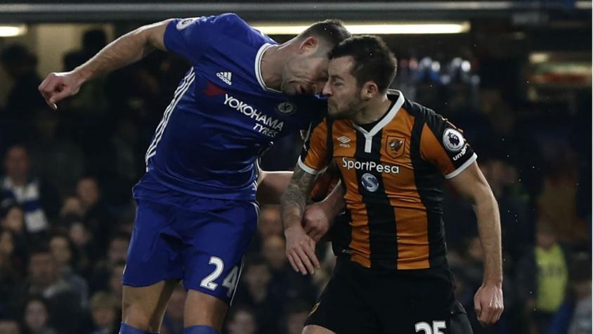 Jugador inglés termina en el hospital luego de sufrir duro choque en la Premier League