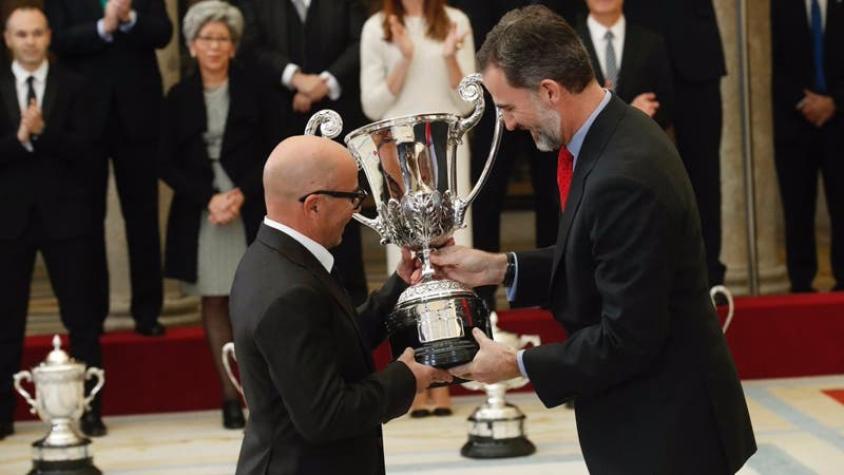 [VIDEO] Sampaoli recibe trofeo de manos del Rey de España por la Copa América ganada con Chile