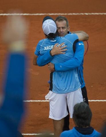 Copa Davis: Argentina iguala 2-2 la serie con Italia y todo se define este lunes por falta de luz