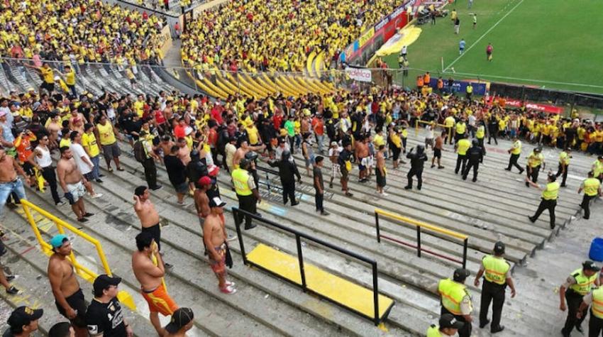 [VIDEO] Dantesca pelea entre hinchas de Barcelona y Macará en el fútbol ecuatoriano
