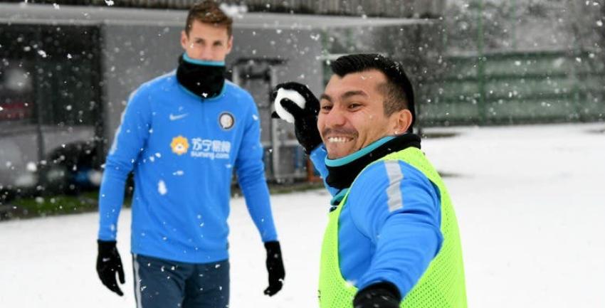 [VIDEO] Gary Medel se divierte en la nieve en Italia