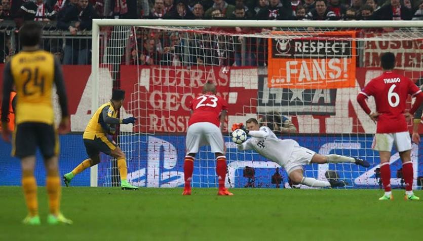 [FOTO] ¿Arturo Vidal le anticipó a su portero la dirección del penal de Alexis Sánchez?