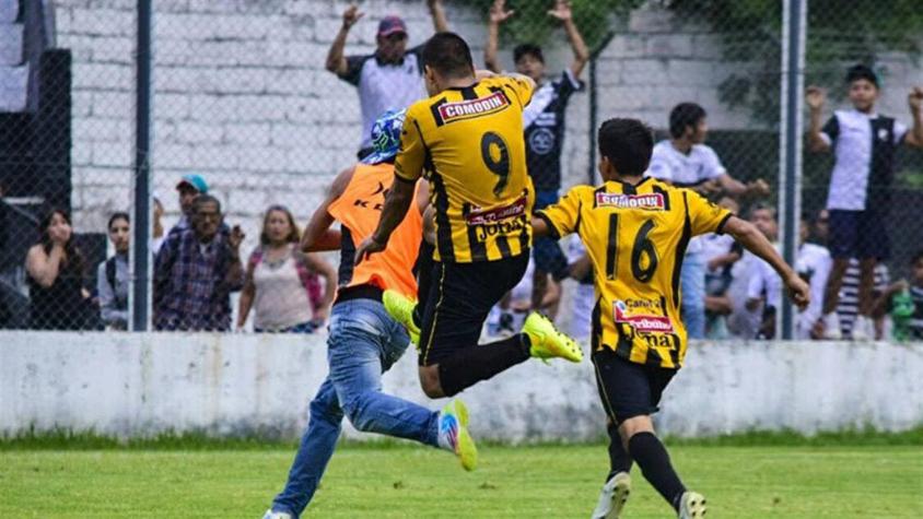 [VIDEO] La violenta pelea en el fútbol argentino entre jugadores y pasapelotas