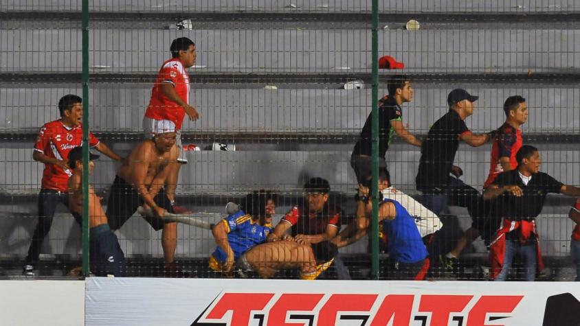[VIDEO] Violentos incidentes en partido de Tigres de Eduardo Vargas en México