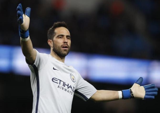 [VIDEO] Hinchas del City se burlan de Claudio Bravo y Guardiola lo defiende