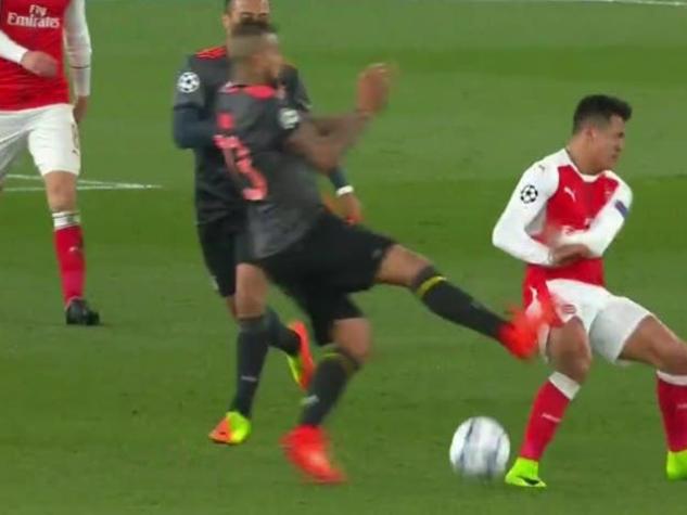 [VIDEO] La fuerte entrada de Arturo Vidal sobre Alexis Sánchez en Champions