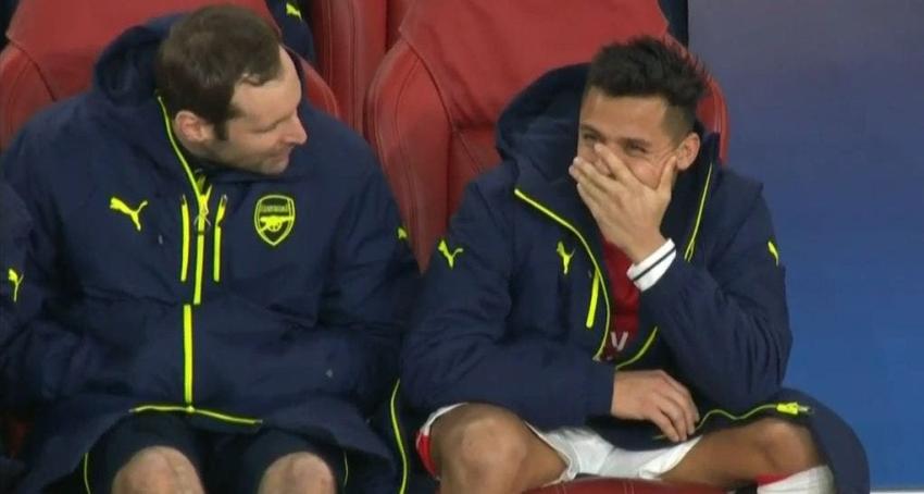Portero Petr Cech defiende a Alexis de críticas por supuesta risa en derrota ante Bayern