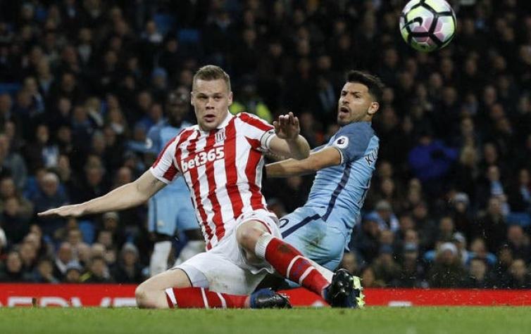 Manchester City con Bravo en la banca iguala ante Stoke y se aleja del título