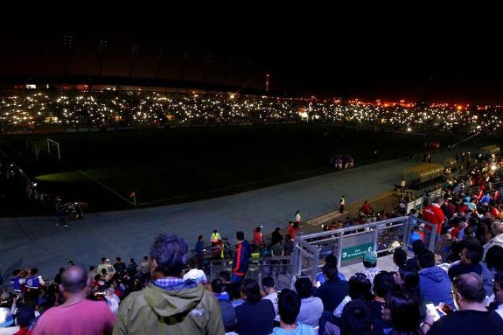 [VIDEO] Así fue el apagón que obligó a suspender momentáneamente el duelo Chile-Paraguay