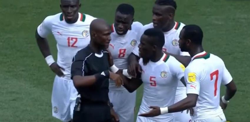 [VIDEO] Por este extraño penal árbitro fue suspendido de por vida por la FIFA