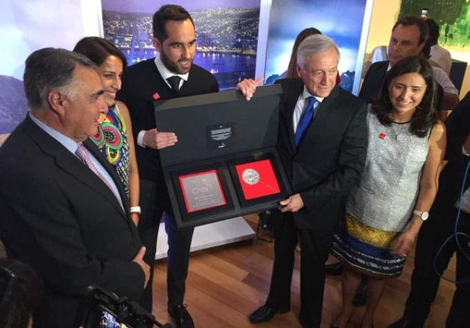 Arquero Claudio Bravo es homenajeado con el premio "Imagen de Chile"