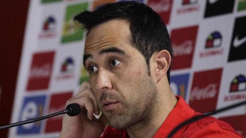 Claudio Bravo repasa al árbitro de Argentina y hace un llamado a los hinchas ante Venezuela