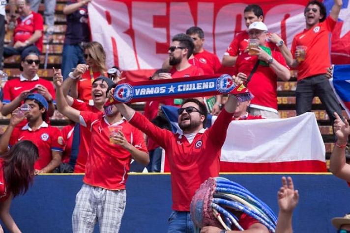 ¿Partidos sin público? ANFP advierte sobre posibles sanciones por cantos contra Venezuela