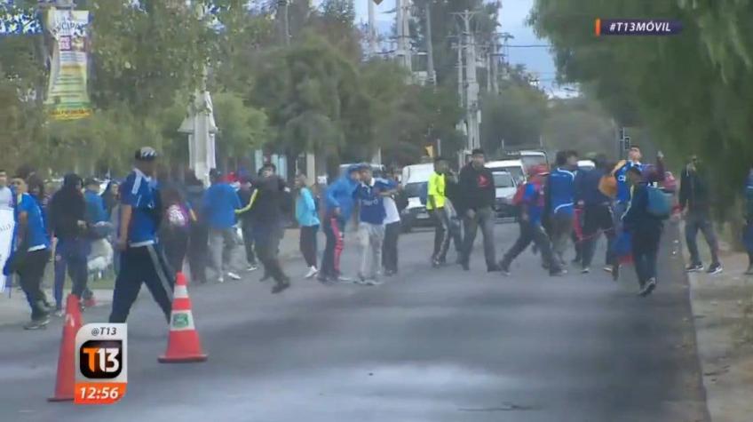 [VIDEO] Carabineros dispersan a hinchas de la U con lanza aguas por banderazo no autorizado