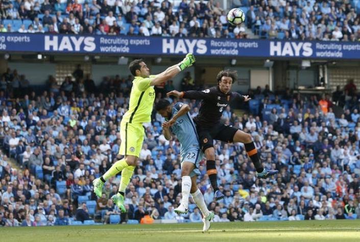 [VIDEO] Claudio Bravo regresa a la titularidad en cómodo triunfo del Manchester City