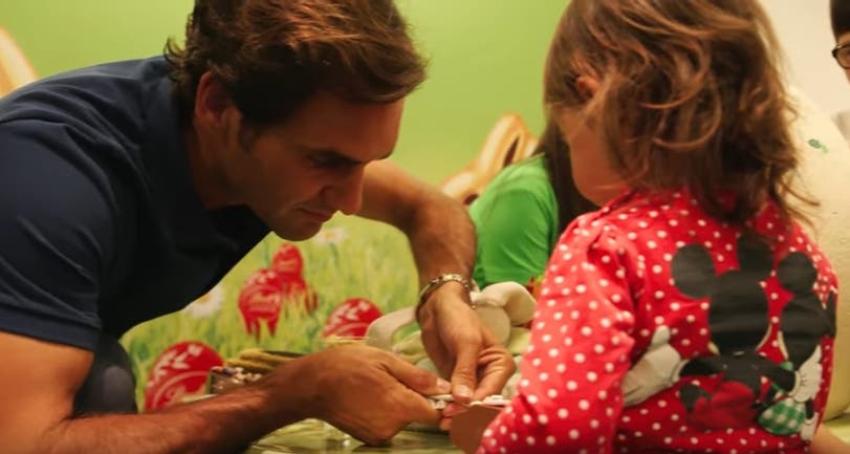 [VIDEO] Roger Federer realiza solidario gesto con niños de hospital de Basilea
