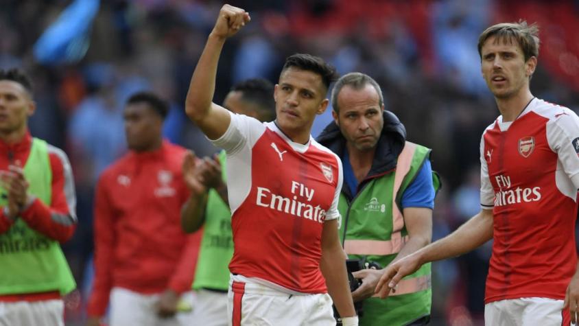 [VIDEO] Alexis Sánchez vuelve a encantar regalando su camiseta a un niño